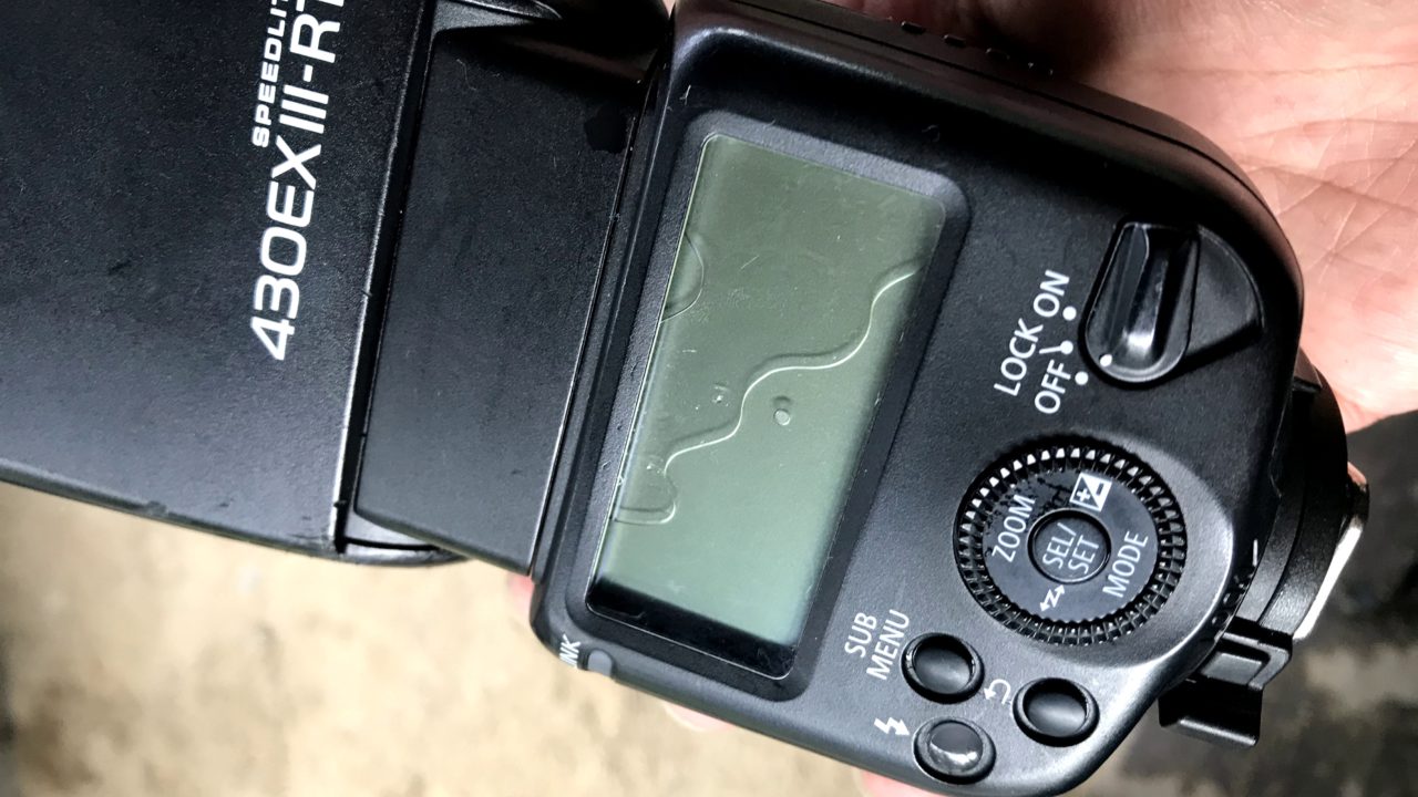 カメラの故障やストロボの水没には携行品損害保険を Photographer Shinobu